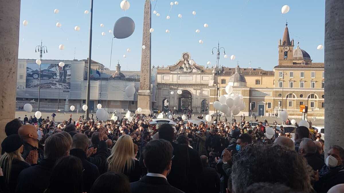 Immagine di L'addio a Coccoluto, tra palloncini bianchi e l'ultimo disco davanti alla bara
