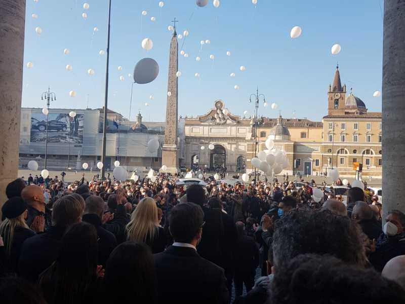 L'addio a Coccoluto, tra palloncini bianchi e l'ultimo disco davanti alla bara