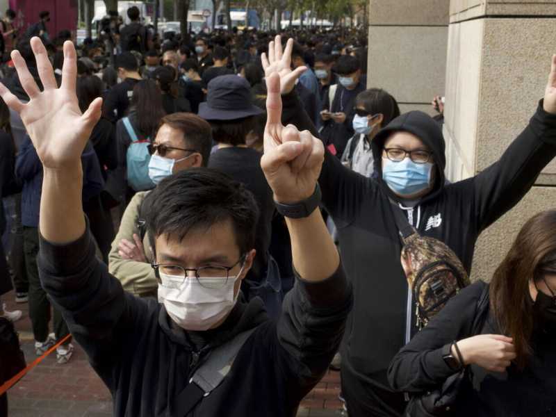 &nbsp;Gli attivisti fuori dal tribunale a Hong Kong, il 1&deg; marzo scorso (foto Ap)