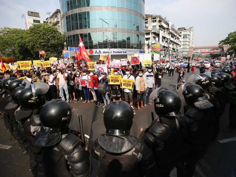 Uno scatto delle proteste in Myanmar (LaPresse)