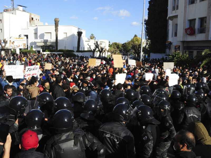  Una scena delle proteste a Tunisi, centinaia di manifestanti si sono radunati davanti al Parlamento lo scorso 26 gennaio (LaPresse)<br />