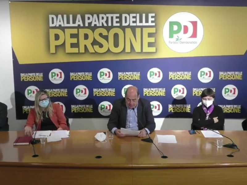 Nicola Zingaretti legge la propria relazione alla direzione nazionale del Pd (Ansa) <br />