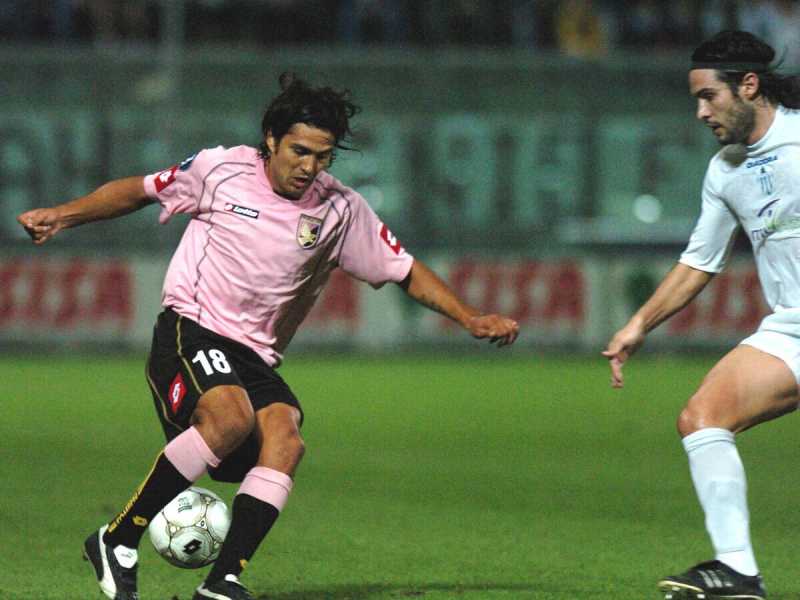 Mario Alberto Santana, 39 anni, qui in una foto del 2005, sempre con la maglia del Palermo (LaPresse)&nbsp;<br />