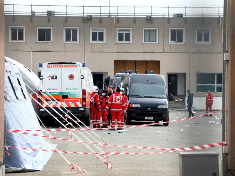 Agenti di polizia penitenziaria e sanitari al carcere Sant'Anna durante la protesta del marzo 2020 ANSA / ELISABETTA BARACCHI&nbsp;<br />