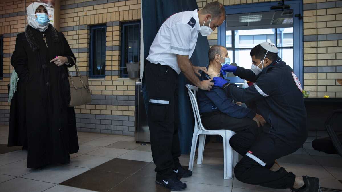 Immagine di Gerusalemme vaccina i palestinesi e l’Anp tiene le dosi per i suoi leader