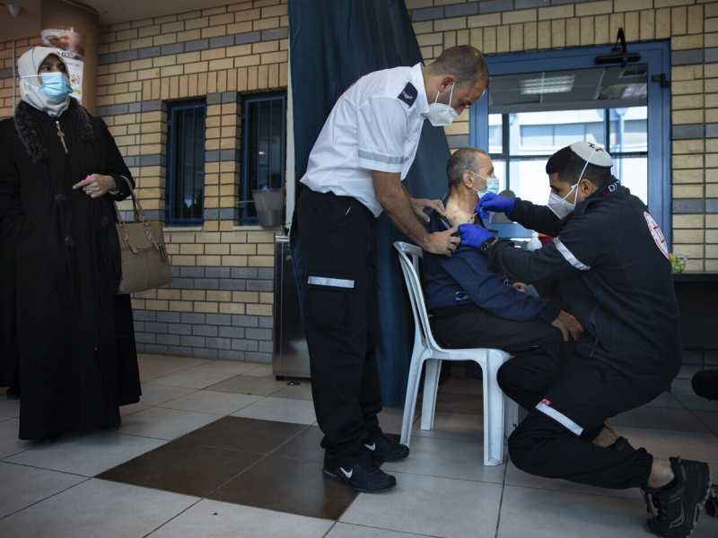 Gerusalemme vaccina i palestinesi e l’Anp tiene le dosi per i suoi leader