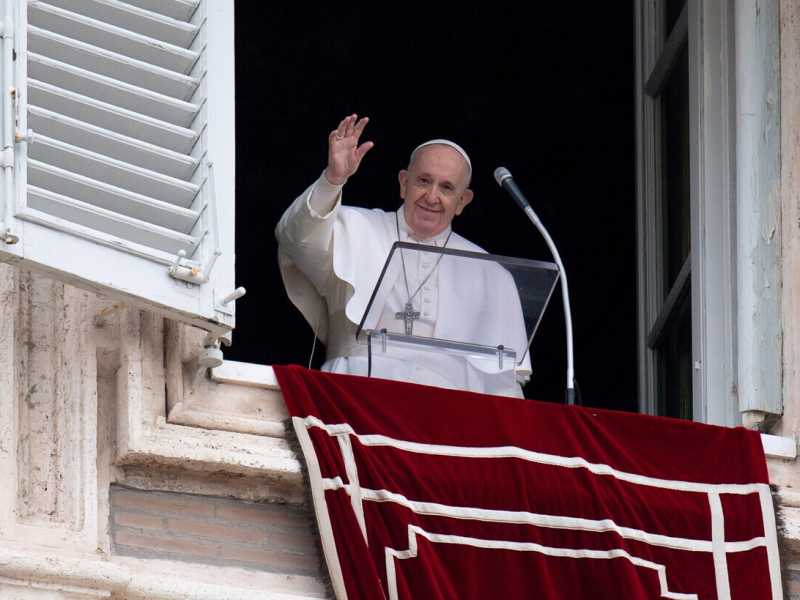 Papa Francesco, durante l'angelus del 7 febbraio a Roma (Ansa)