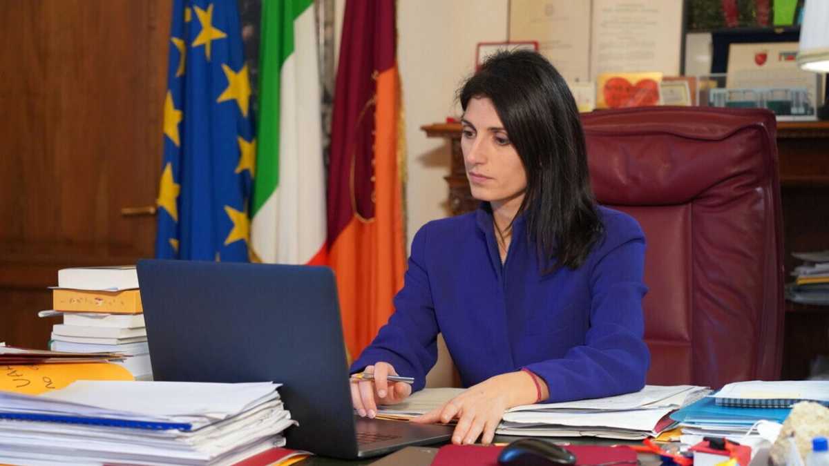 Immagine di Da “onestà” a “efficienza” la parabola tragicomica della Raggi