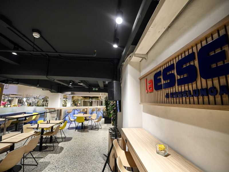 &nbsp;La caffetteria della nuova Esselunga romana, in via Cola di Rienzo (Ansa)