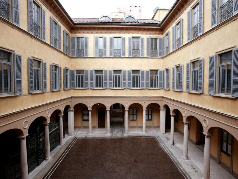 Piazzetta Cuccia, sede di Mediobanca (foto Ansa)