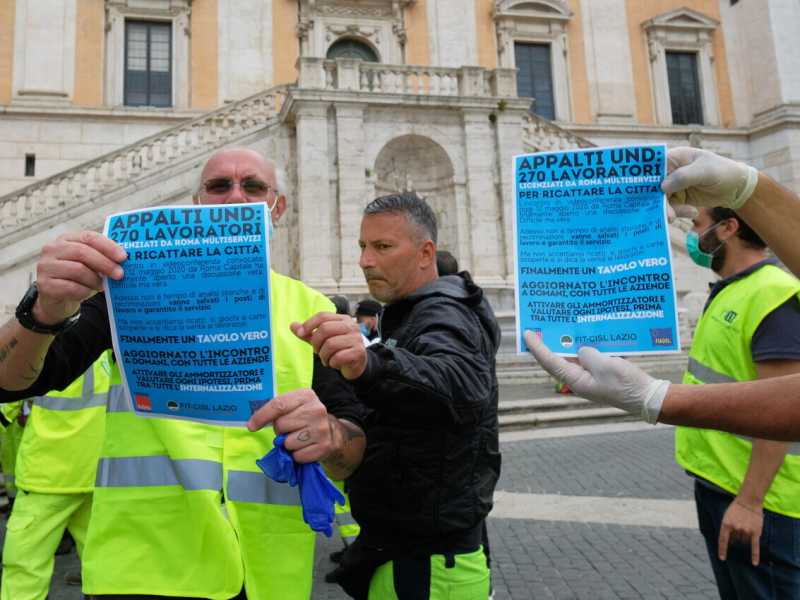 Protesta in Campidoglio per i 270 lavoratori licenziati da Roma Multiservizi (LaPresse)<br /><br />