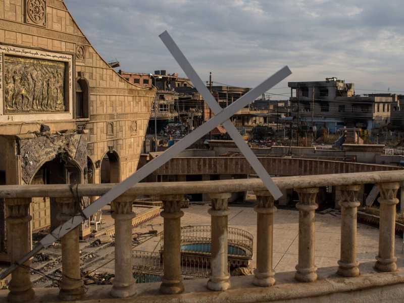 A Qaraqosh, vicino Mosul, una croce pende dal tetto della chiesa di Santa Maria al Tahira, bruciata e distrutta dallo Stato Islamico (Chris McGrath / Getty Images) <br />