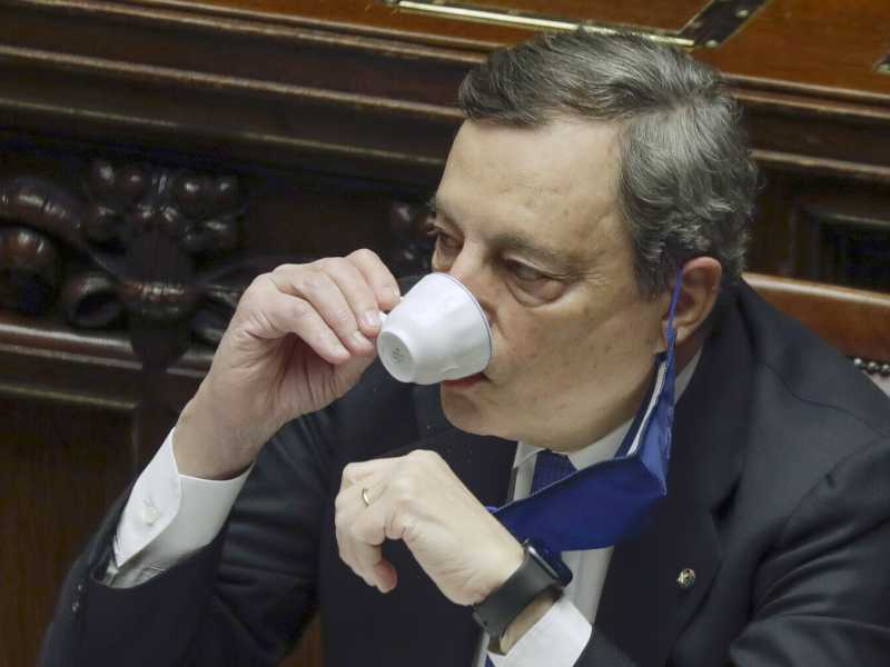 Una fronda a Draghi ci vuole, per aiutarlo a non soffocare nell’ovatta
