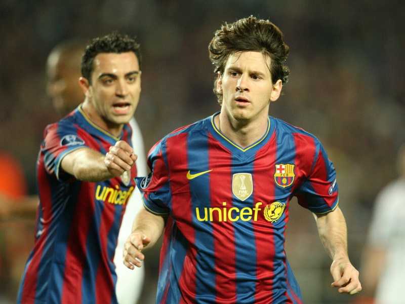 Leo Messi e Xavi nel 2010 (foto LaPresse)