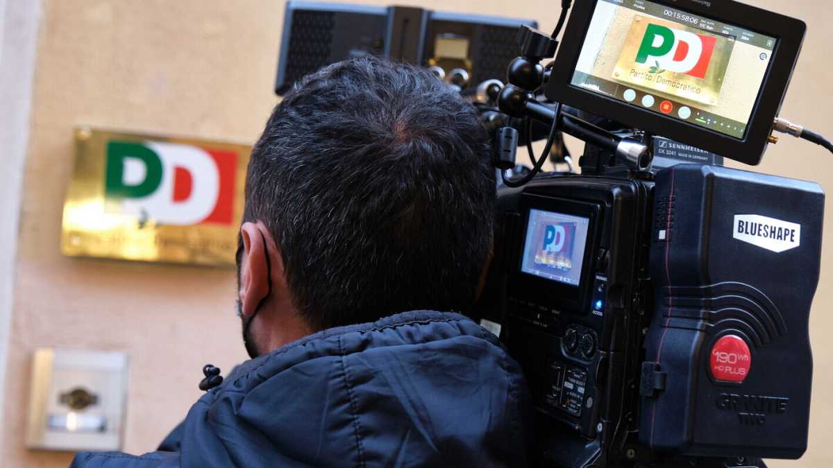 Immagine di Circo Pd: Grillo si propone segretario e le sardine occupano la sede. Aiuto!