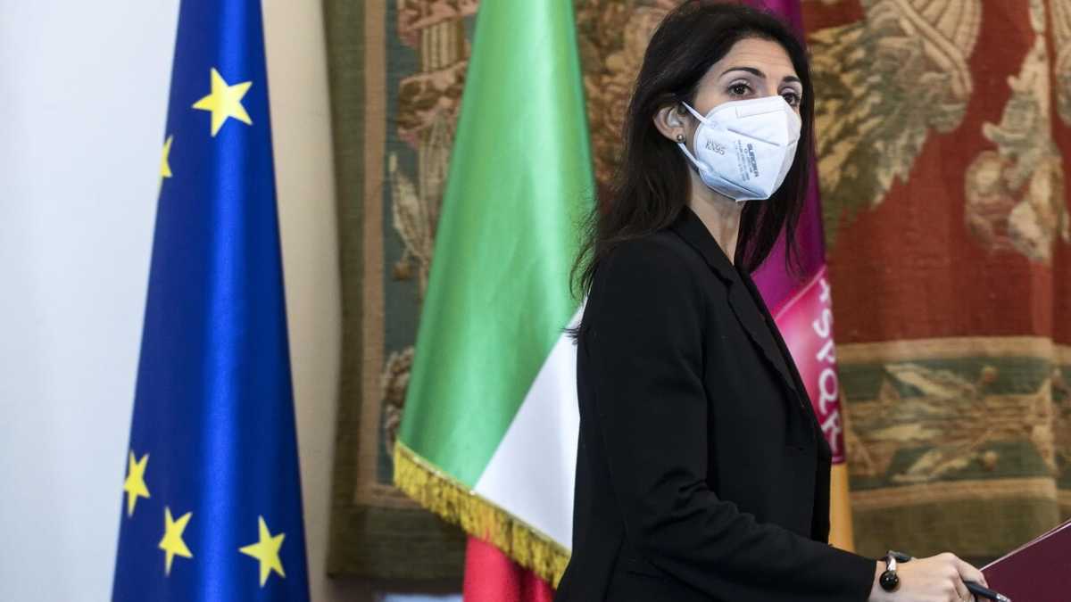 Immagine di La Raggi alla fine approva i bilanci di Ama. Ma prima lancia una "operazione verità"