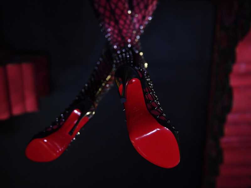 Scarpe e accessori del designer francese Christian Louboutin alla mostra 'Exhibitioniste' nel Palais Doree di Pargi (EPA/JULIEN DE ROSA)&nbsp;<br />