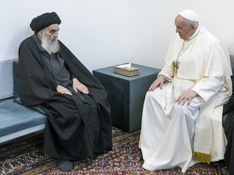 Lo storico incontro di Najaf tra Francesco e al Sistani (LaPresse)<br />
