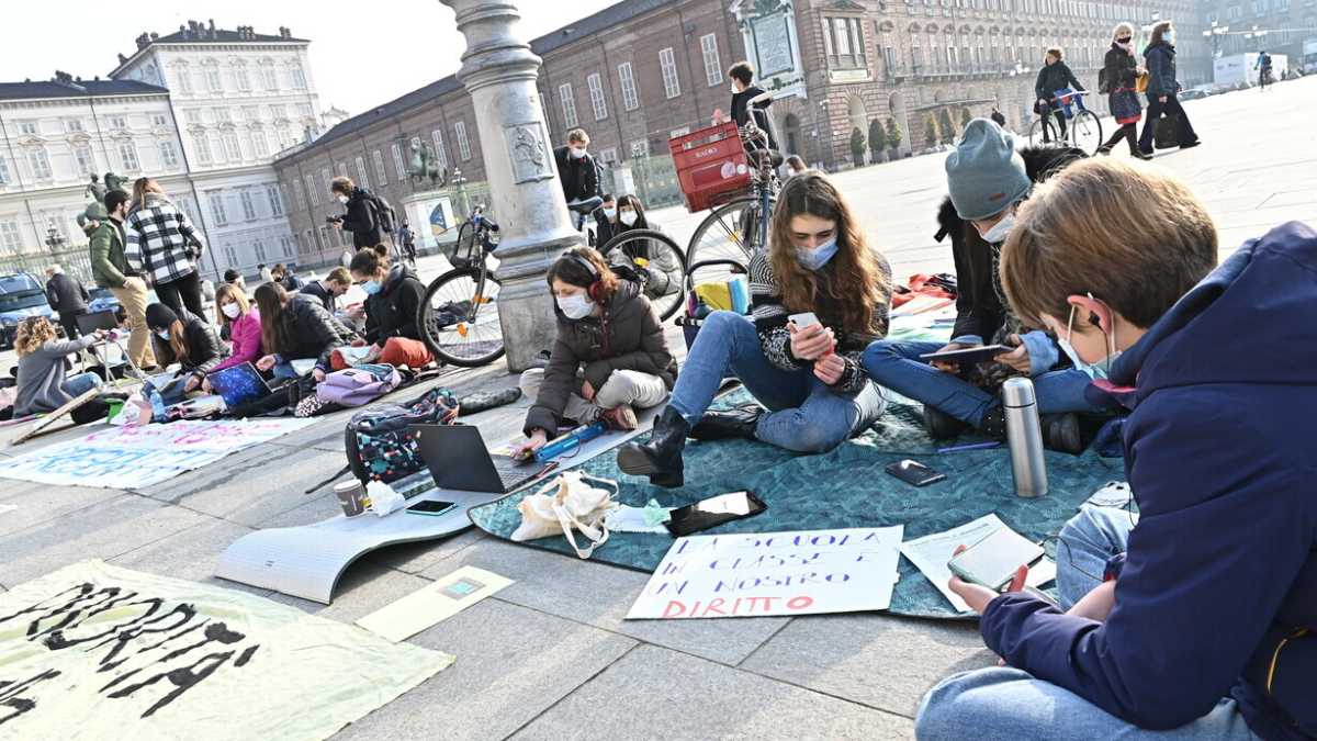 Immagine di La scuola sull'orlo della Dad. Il dejà-vu e la speranza del vaccino