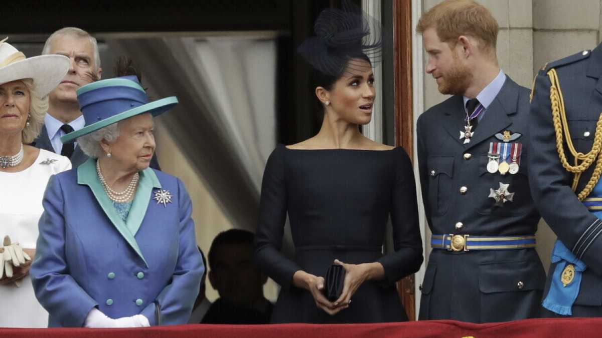 Immagine di Meghan e Harry fanno le vittime della Royal family disfunzionale