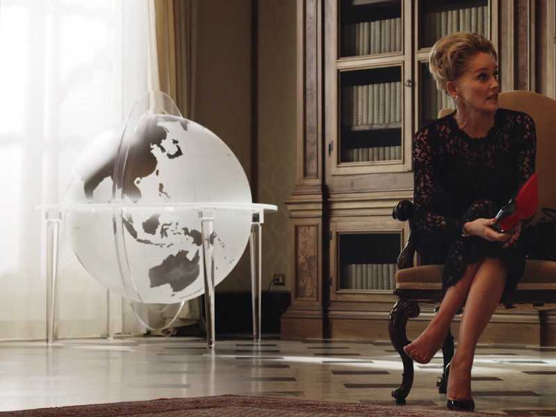 Sharon Stone, nella parte di se stessa in udienza dal papa John Malkovich, nella serie &ldquo;The New Pope&rdquo; di Paolo Sorrentino&nbsp;<br />