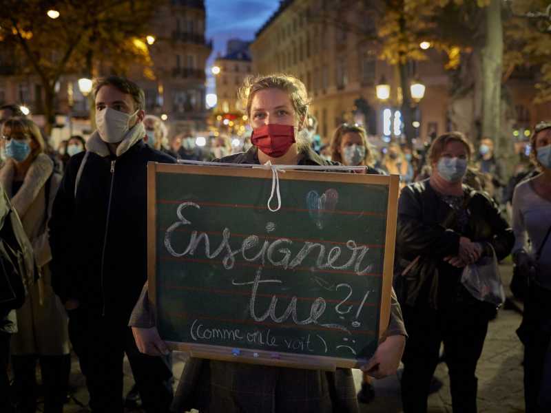 Parigi, 21 ottobre 2020. Omaggio nazionale all'insegnante assassinato Samuel Paty. Sulla lavagna è scritto "Insegnare uccide?" (Kiran Ridley/Getty Images)<br />