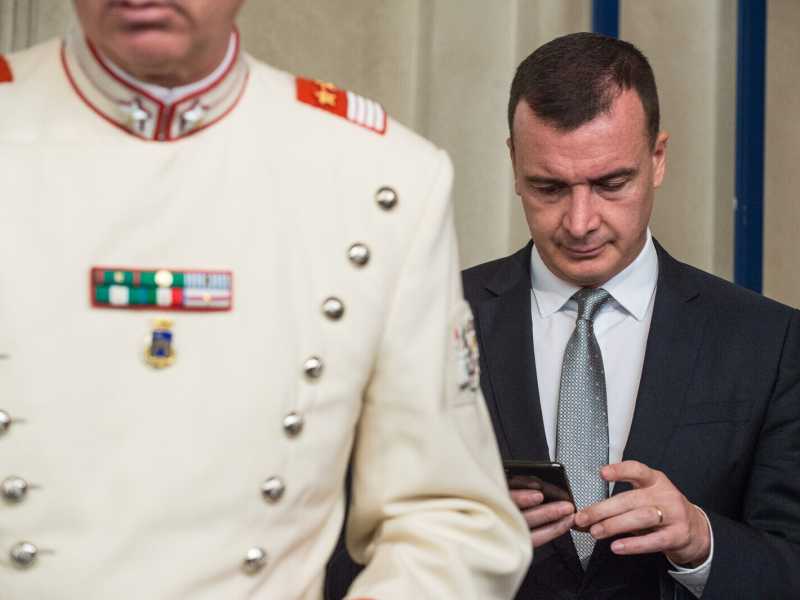 I dem insorgono contro Casalino che dice “Nel Pd cancri da estirpare”