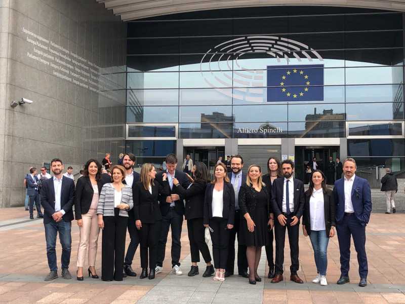 Il gruppo dei quattordici parlamentari europei del Movimento 5 Stelle eletti alle ultime elezioni. Più di un terzo se è andato (foto Ansa) <br />