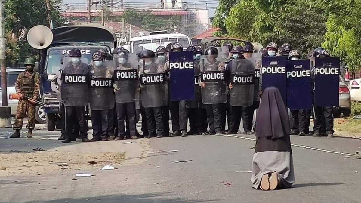 Immagine di La tonaca bianca contro i militari