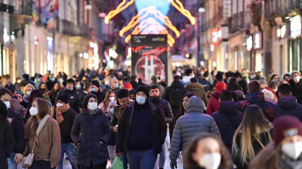 Immagine di Covid, da lunedì mezza Italia in zona rossa. L'Aifa blocca un lotto del vaccino AstraZeneca