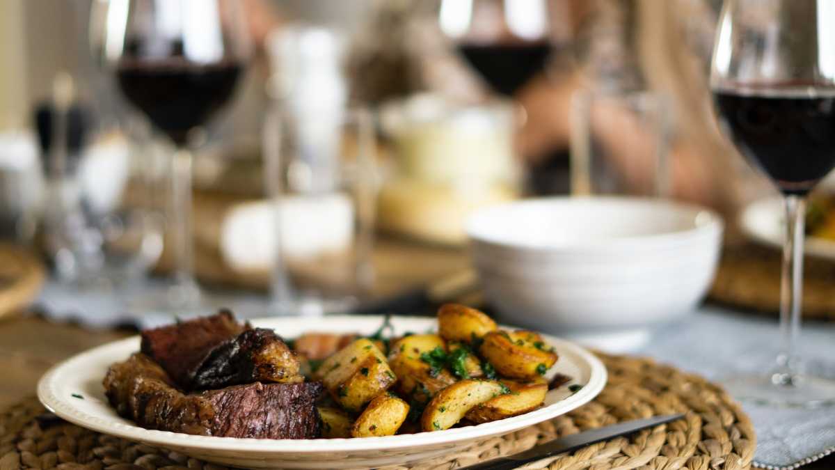 Immagine di Vino e carne come i pacchetti di sigarette? L'Europa discute sulle etichette anticancro