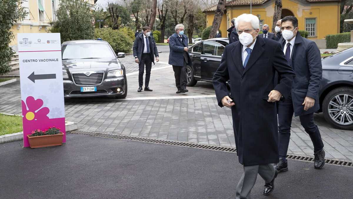 Immagine di Il capo dello stato in fila per il vaccino non è un atto dovuto