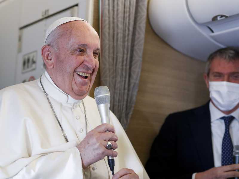 Papa Francesco parla ai giornalisti sull'aereo che lo riporta a Roma dopo il viaggio in Iraq (LaPresse)