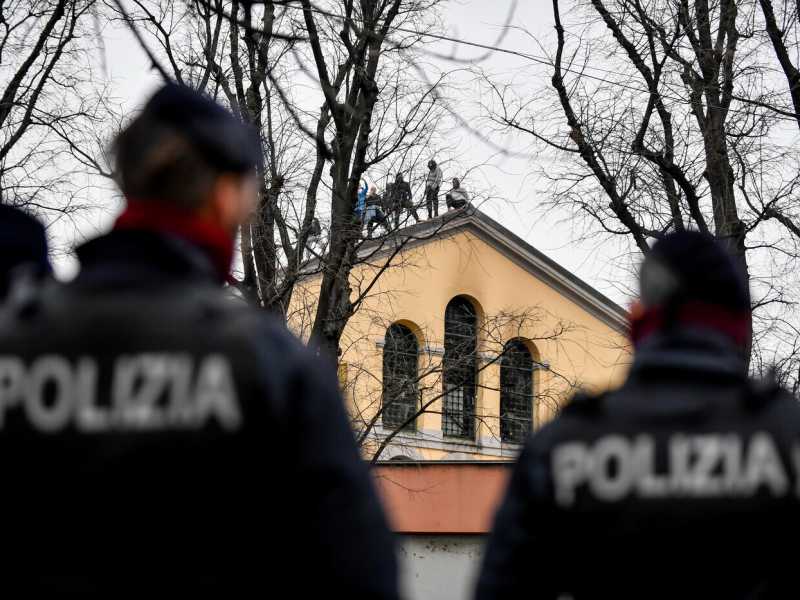 Uno scatto del 9 marzo 2020: la rivolta dei detenuti del carcere di San Vittore a Milano. Protestavano contro le misure introdotte contro il Covid (LaPresse)<br />&nbsp;<br />