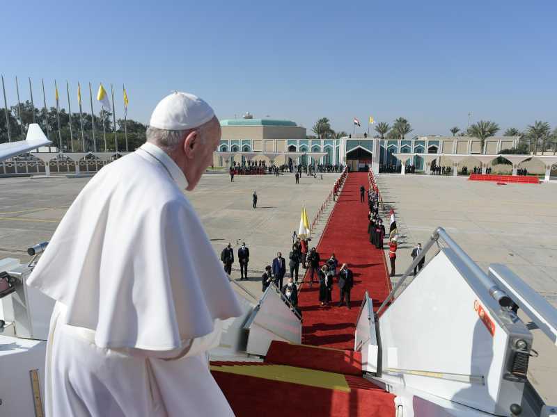 Papa Francesco, prima di imbarcarsi sull'aereo che lo ha riportato a Roma, dopo il viaggio in Iraq (LaPresse)
