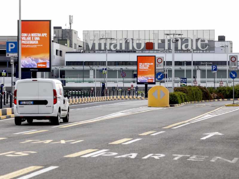 L'esterno dell'aeroporto Linate di Milano (Ansa)