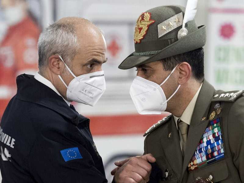 Angelo Borrelli, a sinistra, e Francesco Paolo Figliuolo (foto Roberto Monaldo / LaPresse)&nbsp;<br />