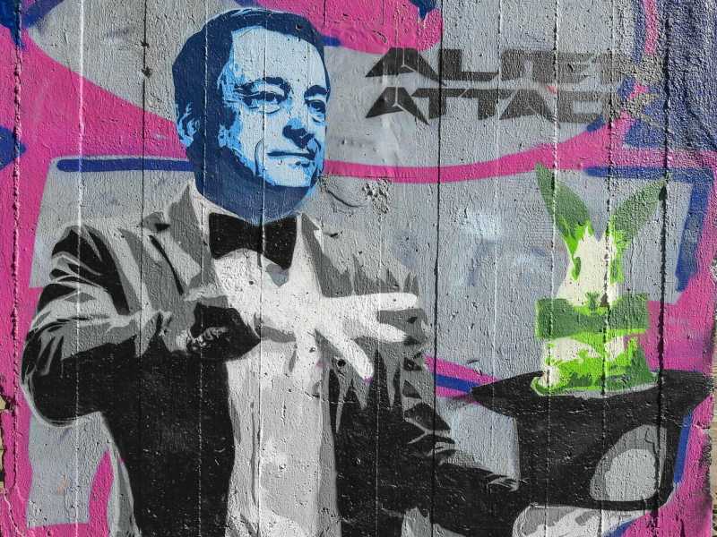 Un murale dedicato al premier Draghi a Milano (Ansa)