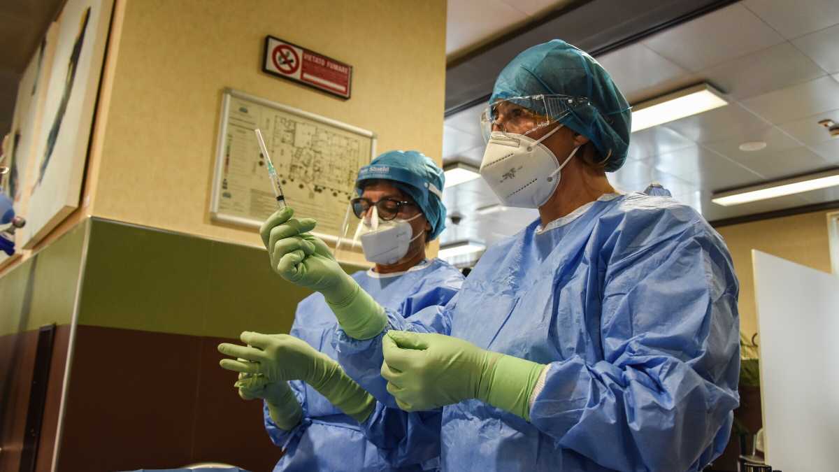 Immagine di Oltre i vaccini. Salvare i medici dal nuovo populismo giudiziario