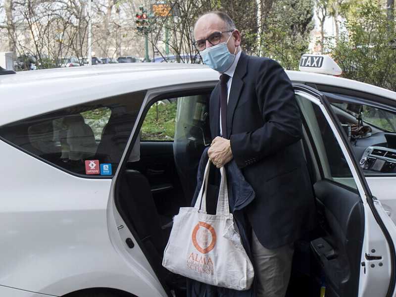 Il nuovo corso di Letta in diretta Facebook