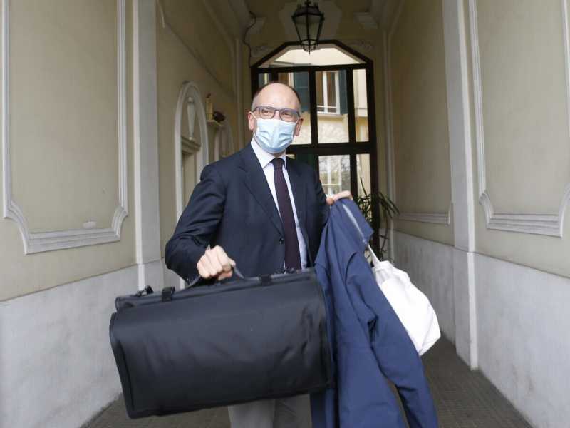 Enrico Letta annuncia la candidatura a segretario del Pd: "Io ci sono"
