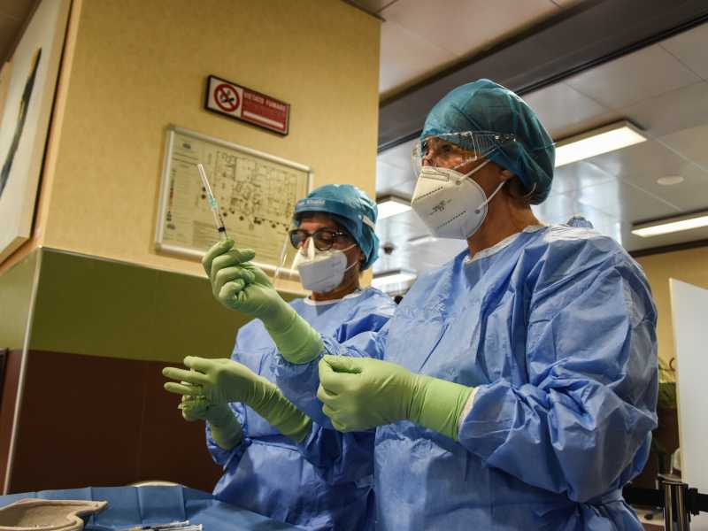 <span style="font-family: Arial, Verdana, sans-serif; font-size: 12px;">Operatori sanitari dell'ospedale Civico di Palermo (laPresse)</span>