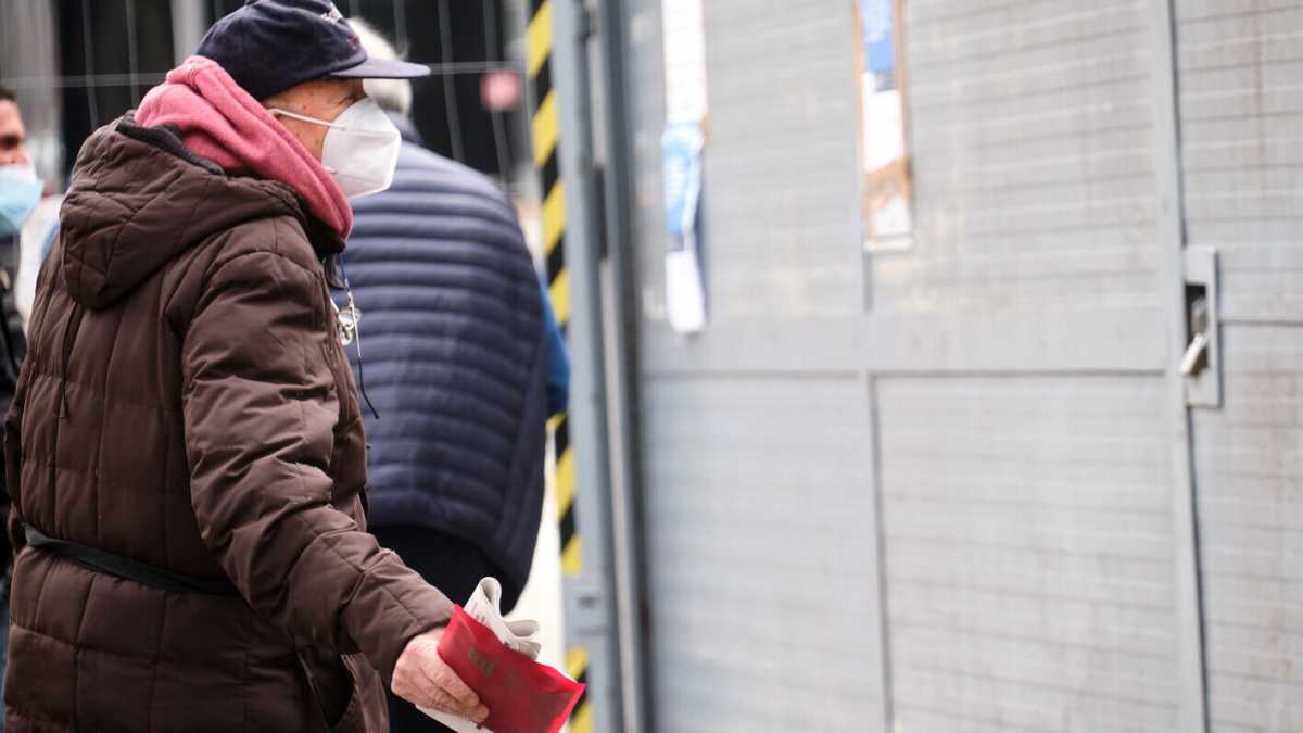 Immagine di "È morto prima di vaccinarsi". Un caso di cronaca minima spiega il bias di correlazione