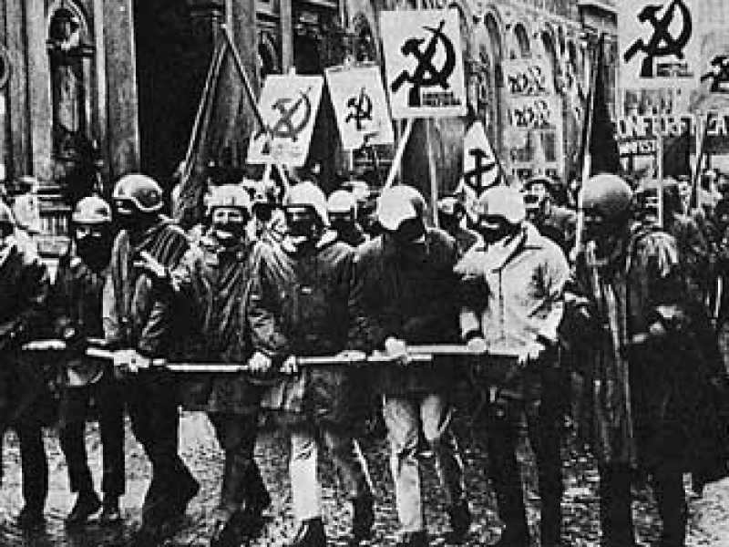 Un corteo di militanti di estrema sinistra negli anni '70 (Wikimedia commons)