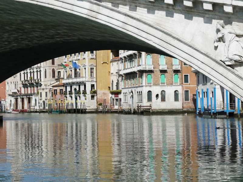 Le acque limpide del Canal Grande, il 22 marzo scorso, in pieno lockdown (foto: Ansa/Andrea Merola)