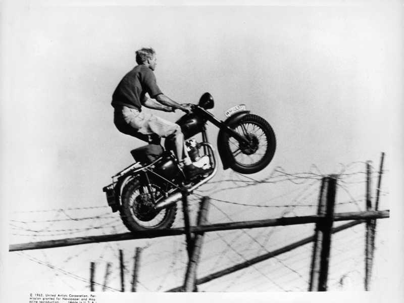 Steve McQueen "vola" su una motocicletta in una scena del film "La grande fuga" del 1963 (foto di United Artists / Getty Images)&nbsp;<br />
