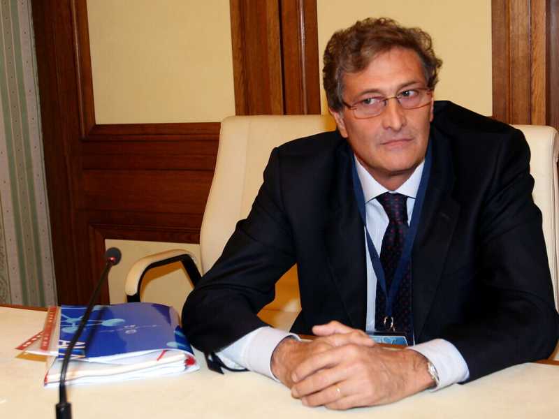 "La sospensione di AstraZeneca è stata ingiustificata". Parla l'ex capo di Ema