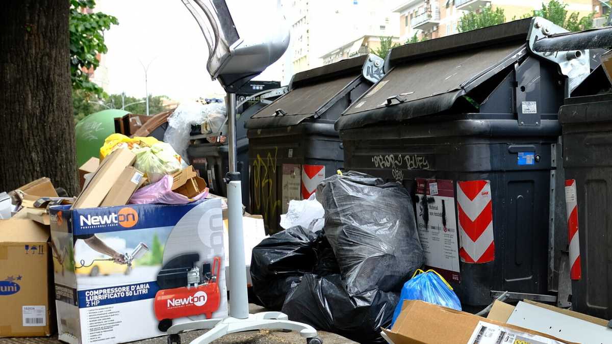 Immagine di La monnezza, l'arresto in Regione Lazio e l'imbarazzo dei neo-assessori M5s