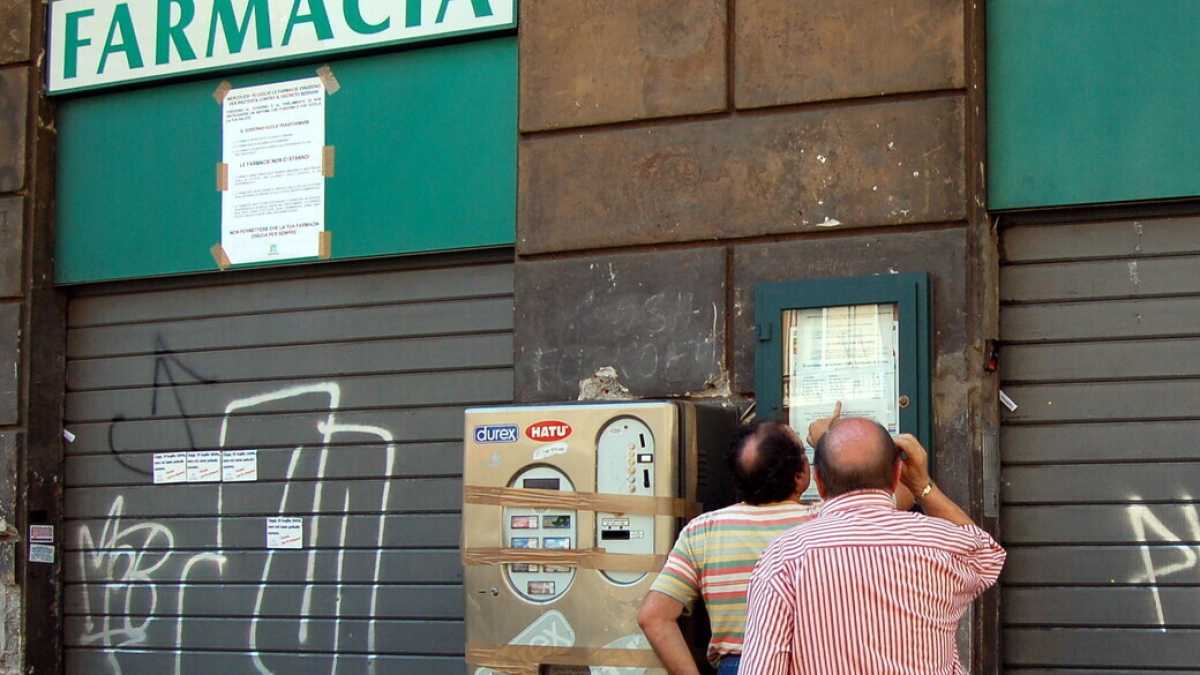 Immagine di Cosa c’è di meglio che forzare la porta di una farmacia?