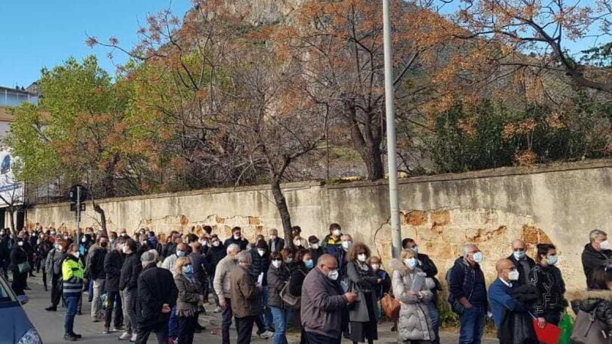 Immagine di L'attesa del vaccino, sotto Santa Rosalia
